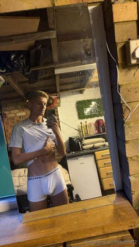 Who's down to for some filthy fun in my parents basement 😈
