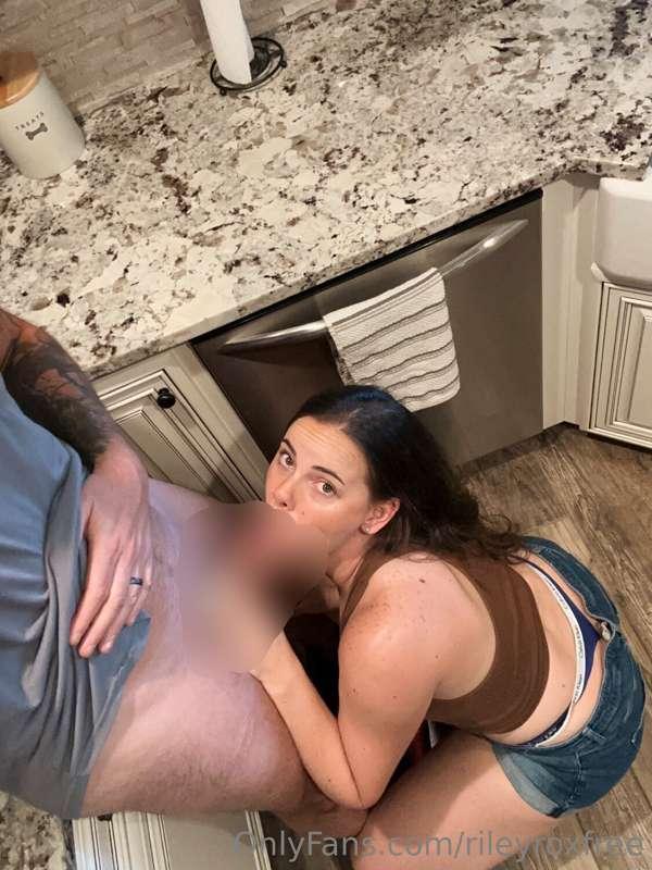 Sneaking away to suck his yummy cock 🤤😈🤭

{BJ picture and sm..