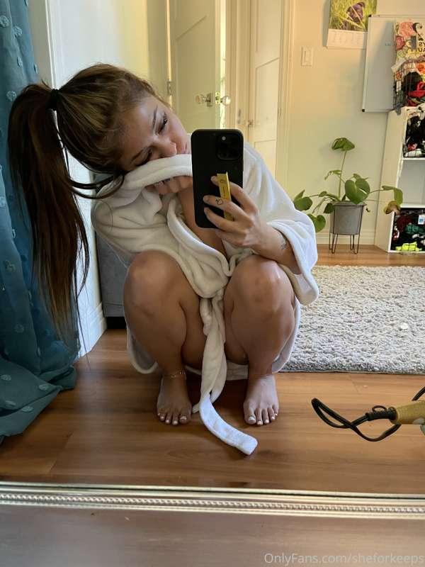 Lazy mondays call for soft robes and mirror selfies 😴 who wa..