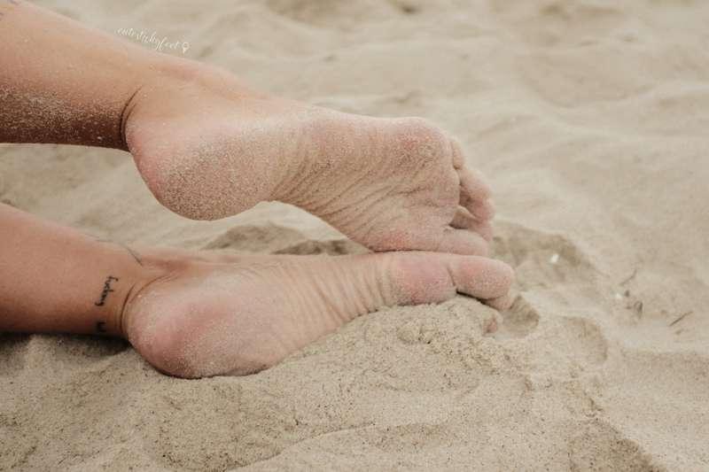 Some more pictures of my white toes in the sand 😍 ready for ..