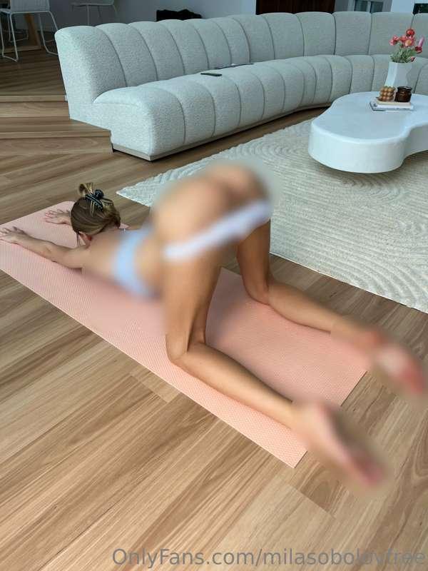 Puppy pose looks even better when my pussy is out 😗