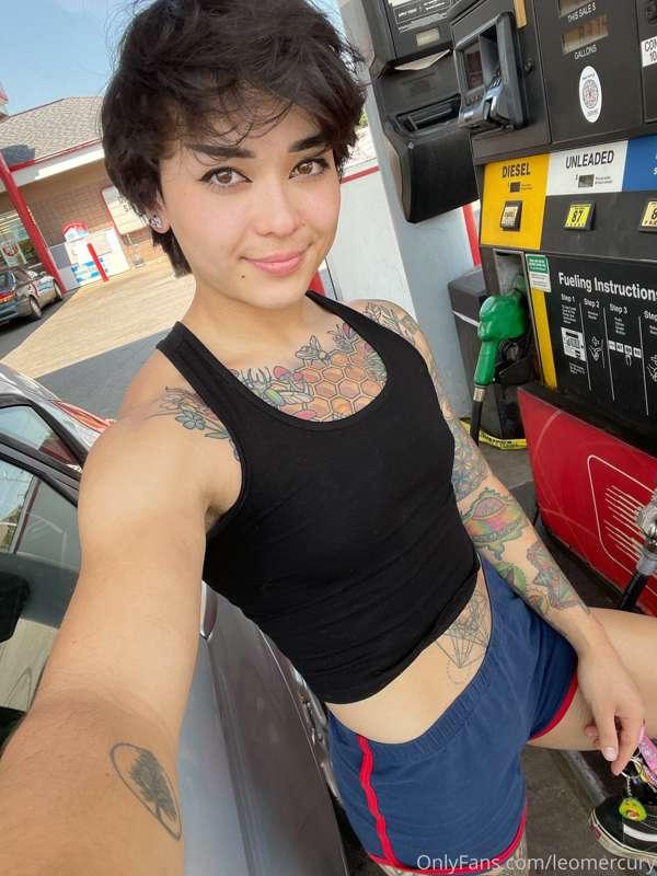 gas station hottie ⛽️ 🔥 fill my tank, why dontcha? 

(you ca..