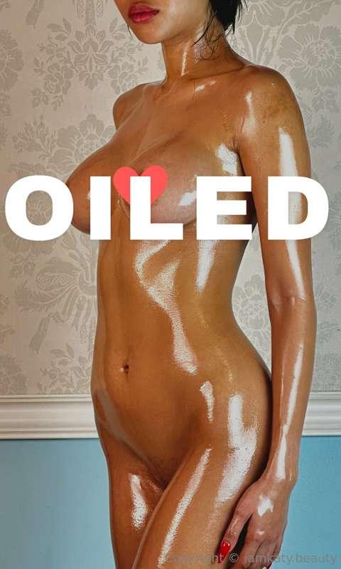 **Experience my naughty coconut oil skin-pampering session 🧴..