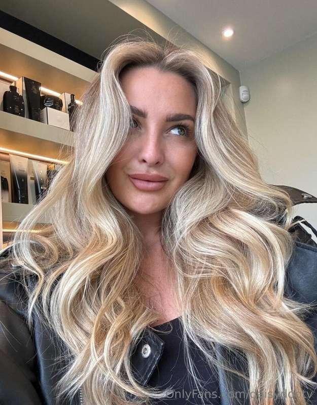 Fresh hair who disss 💇🏼‍♀️

**MAIN PAGE: @DAISYDOOXX**