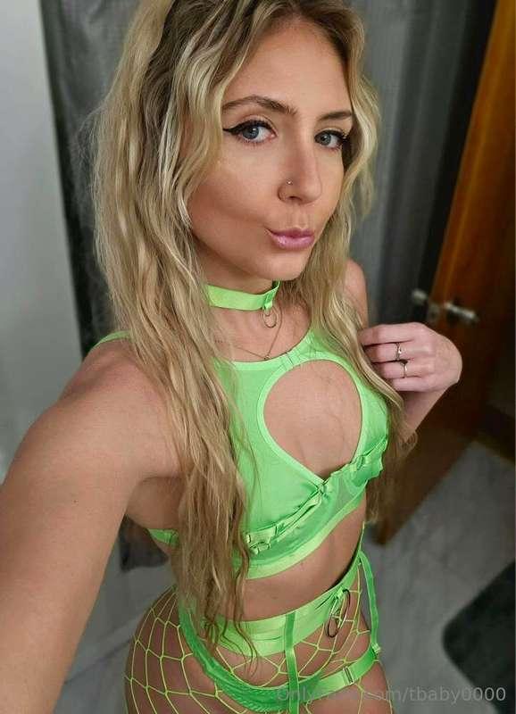 My hot friend is a gym freak and has the juiciest ass🥵 Check..