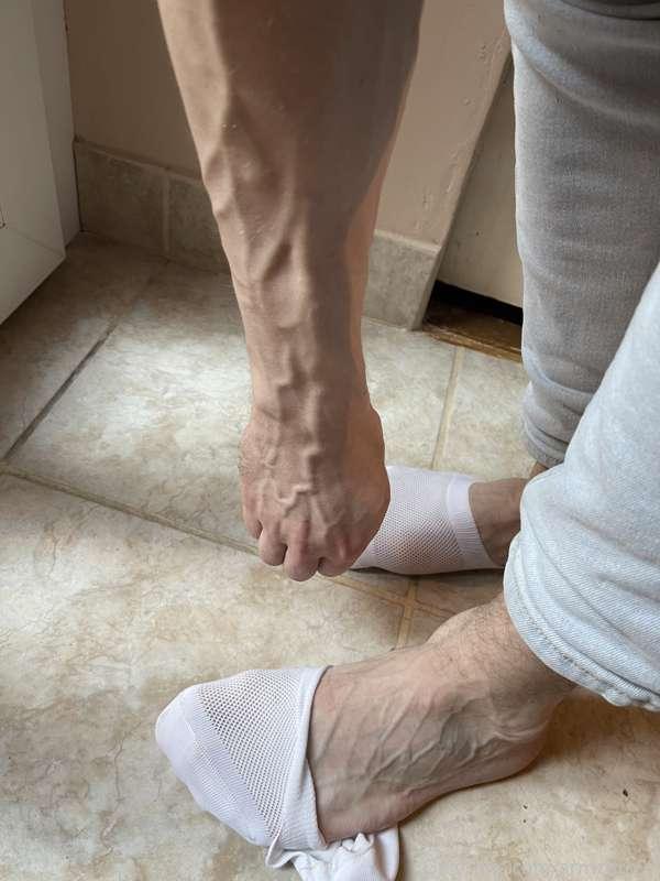 Veins everywhere, who likes feet pics? Let me know💪