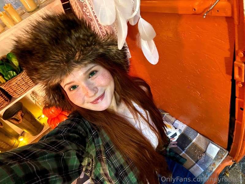 This hat looks good with any outfit, huh? 🤭🍂