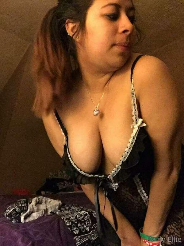 Miss this pretty little maid outfit :/ gotta get a new one >..