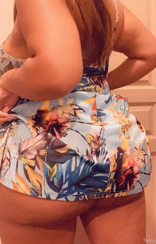 Are you trying to peep under my dress? 🙊