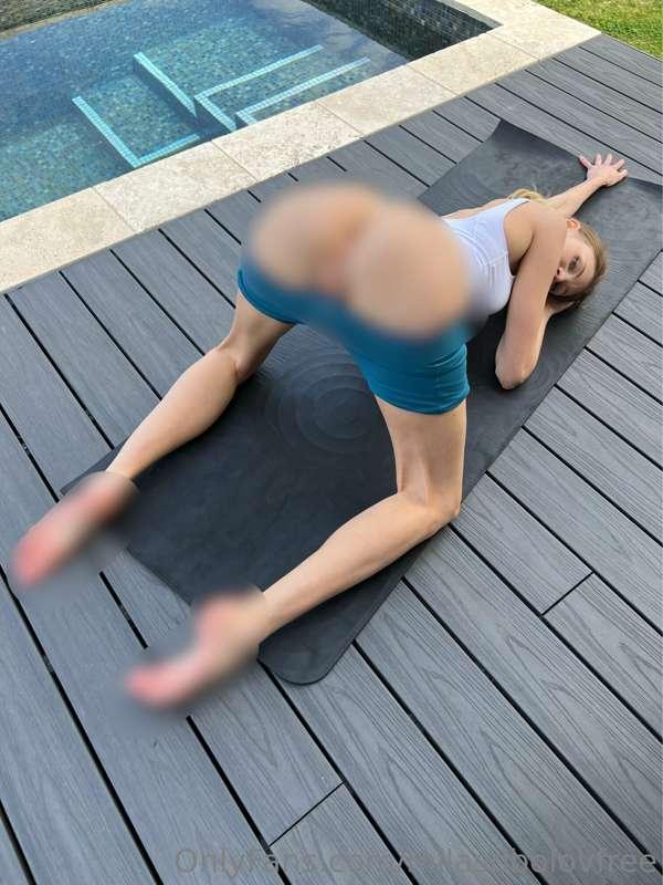Puppy pose but make it super explicit and hopefully enough t..