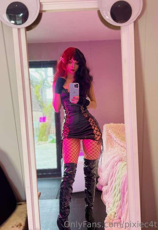 Rate this outfit 1-10?

Only a handful of half price spots a..