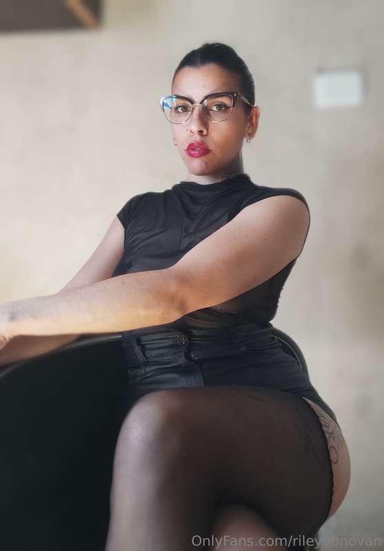 Hey, loser. Are you lost? Quickly to my foot 💅 