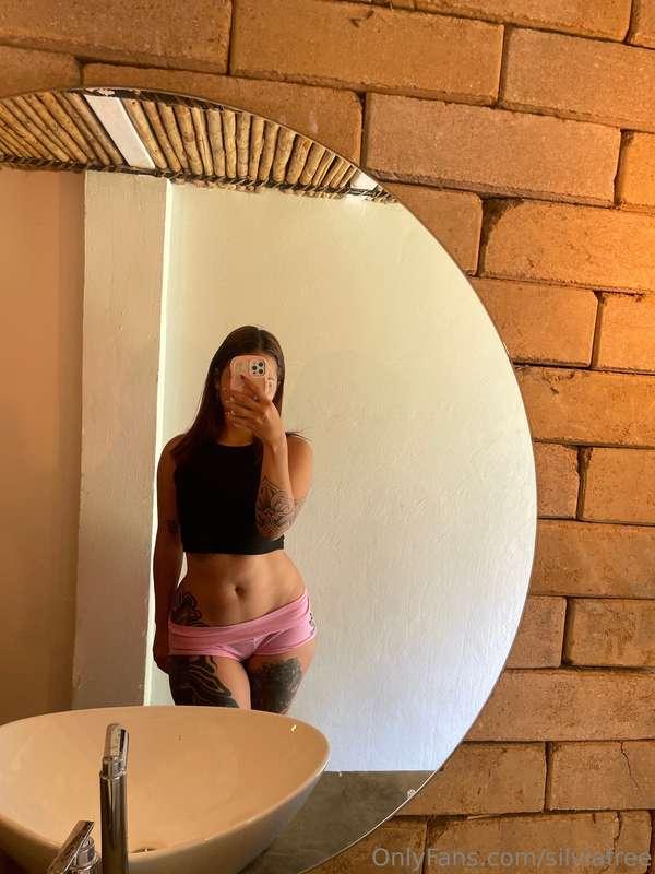 Do you prefer the front view… or the back? 🍑