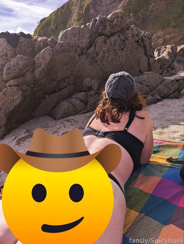 Little beach set 🏖️ I have sand in places I didn't think was possible 😳 

Let me know what you think 🥵