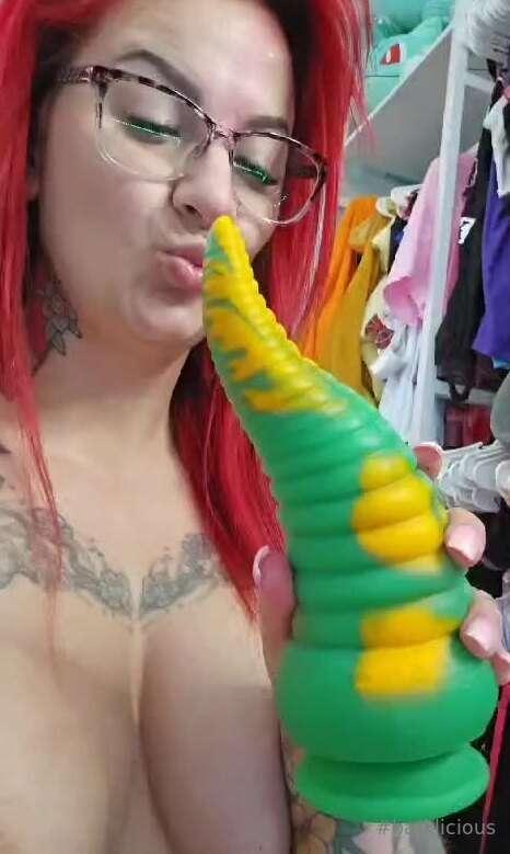 What do u think this wiggly toy is for? Wrong answers only🤤