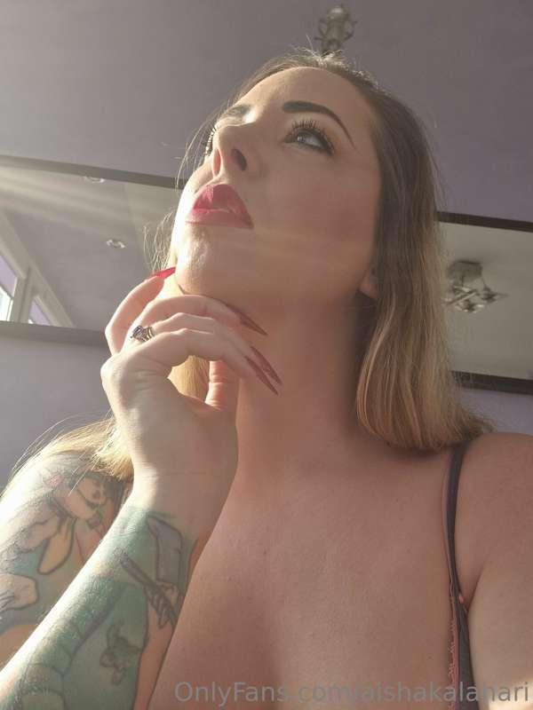Bow down before your Queen!
Prove to me you are worthy of se..