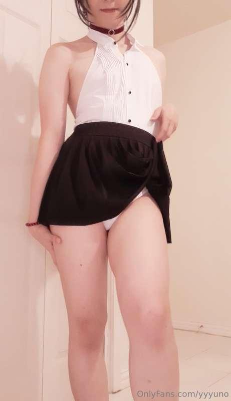 Seducing you with my smooth white legs😝💅