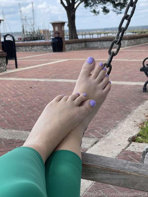 Loving this new color on my toes 😍
They also glow in the dar..