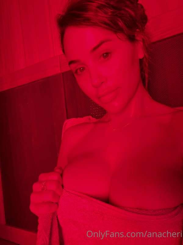 **Getting HOT in here!** 🔥🥵 Tip $5 on this post to drop the ..