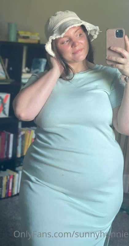 Put me in the sun with some pizza and I’m a happy girl 🍕☀️