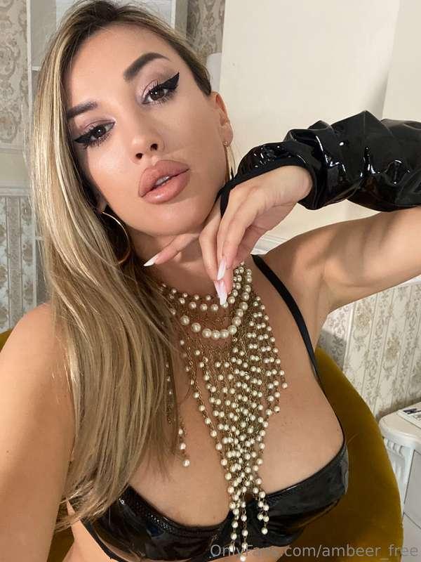 Oh my! I want my hand stroking your cock 😋