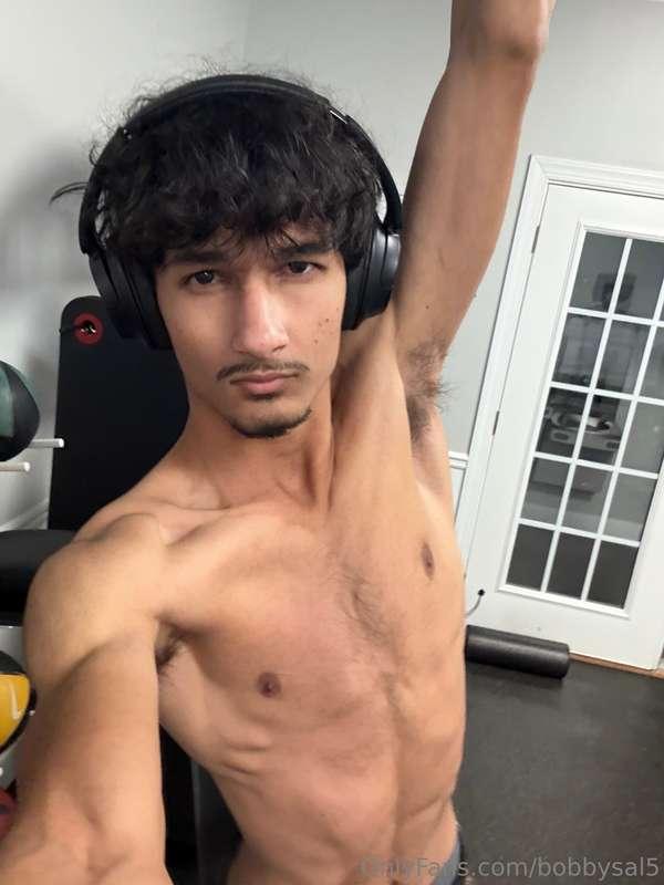 who likes armpit hair 😝