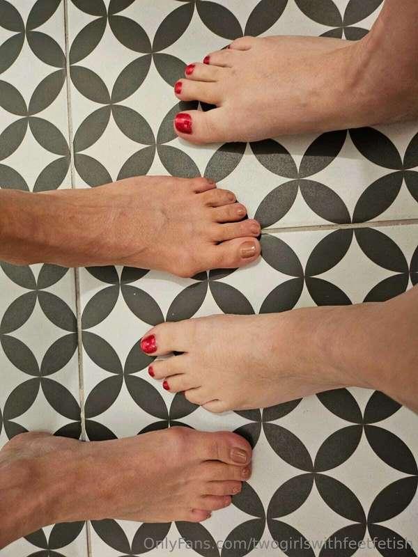 Lined up and polished to perfection ✨👣 Red or nude – bold or..