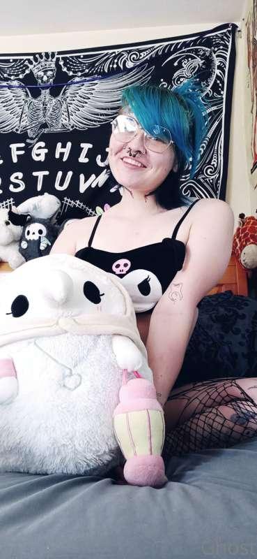 Tell me im a good girl then buy me more plushies. 😁😻😽