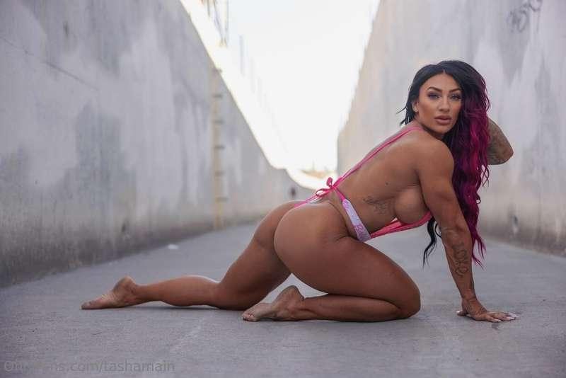 Ready to turn up the heat in this sexy pink lingerie?🔥😘