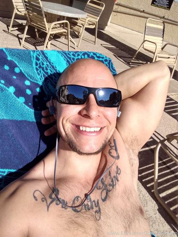 Ahhhh sunbathing in Arizona 🌞. 
If you like my post and love..