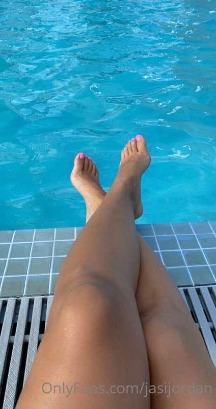 🦶🏻🦶🏻🦶🏻🦶🏻🦶🏻🦶🏻 would you lick on my toes?