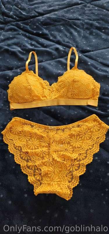 Yellow lace with a happy face 😄 👙⭐️💛💛🌟🌻🌞