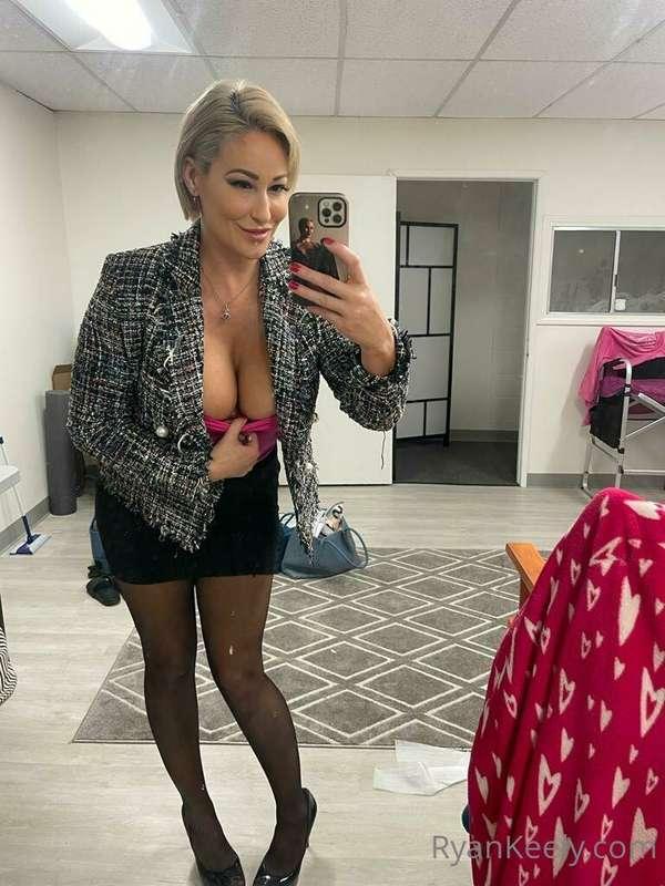 Your day should always start with these perfect breasts 🥵