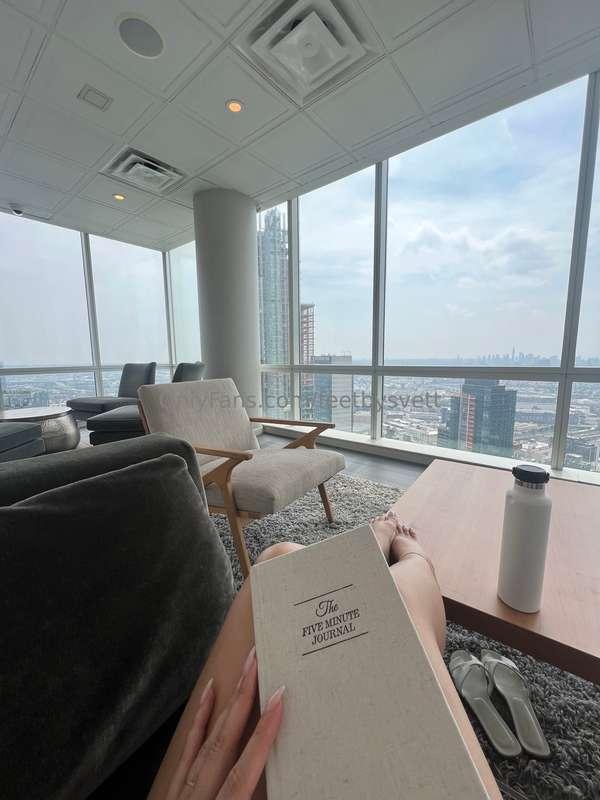 hello boys 👋🏻 miss these feet? I’m in nyc right now 😍🏙️
