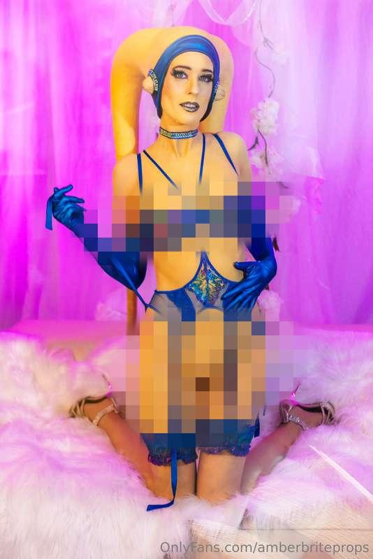 The other half of the set... the striptease.