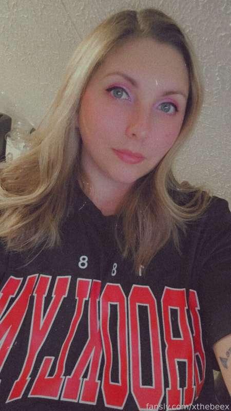 My first live IRL stream.
This Wednesday at 930pm est. 
Playing with some make up ideas. What do you think ❤️😘
I'm feeling super nervous. 👉👈
