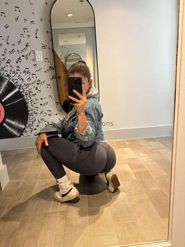 On hump day I love to wear leggings! 😘