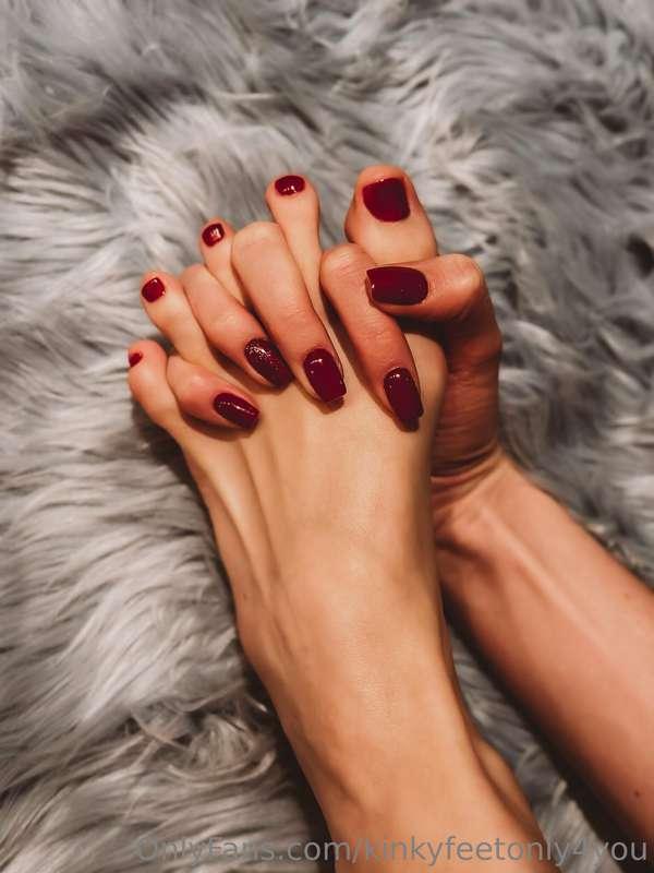 I love matching sets. Which color do you prefer? 🌹🔥