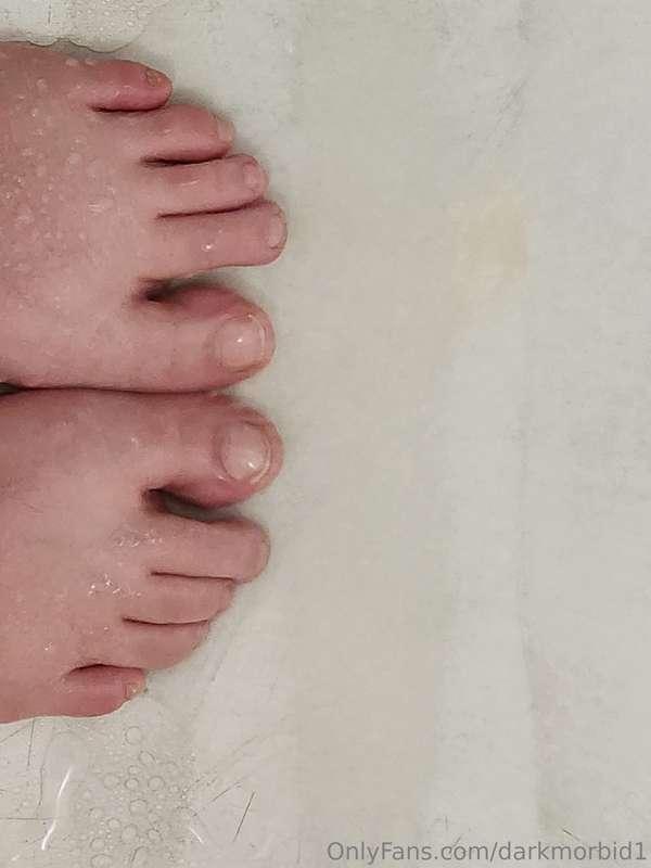 Shower toes 😜. Trying very hard not to get my phone wet 😬