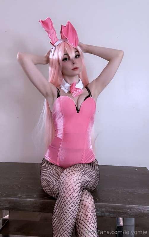 I don’t wanna post all of them but I really like this pics >..