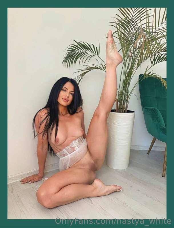 Free for first 10 subs ❤️

This  @flexy_queen  spread her le..