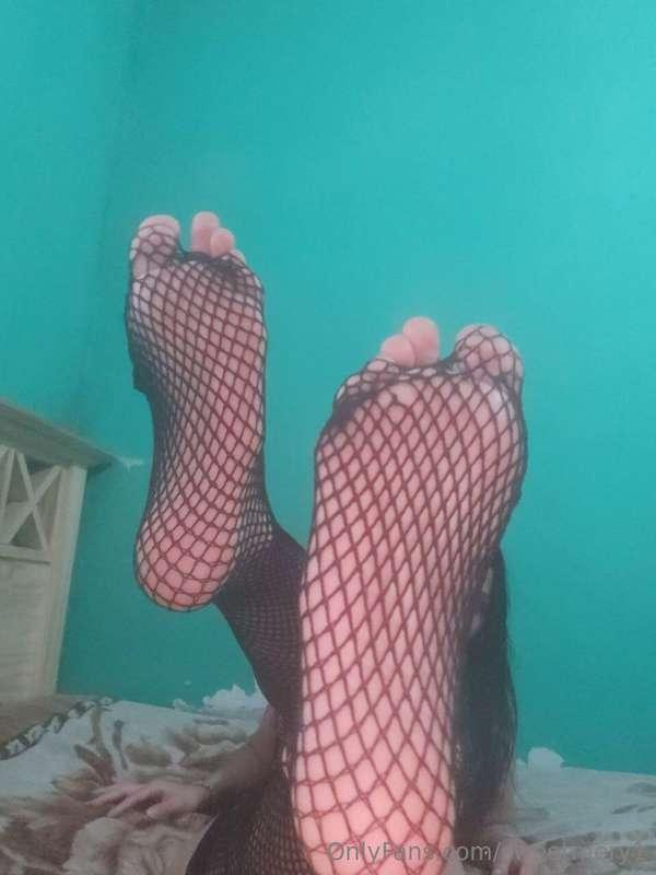 🦶🏻 Tell me privately how you would play with my feet 🦶🏻