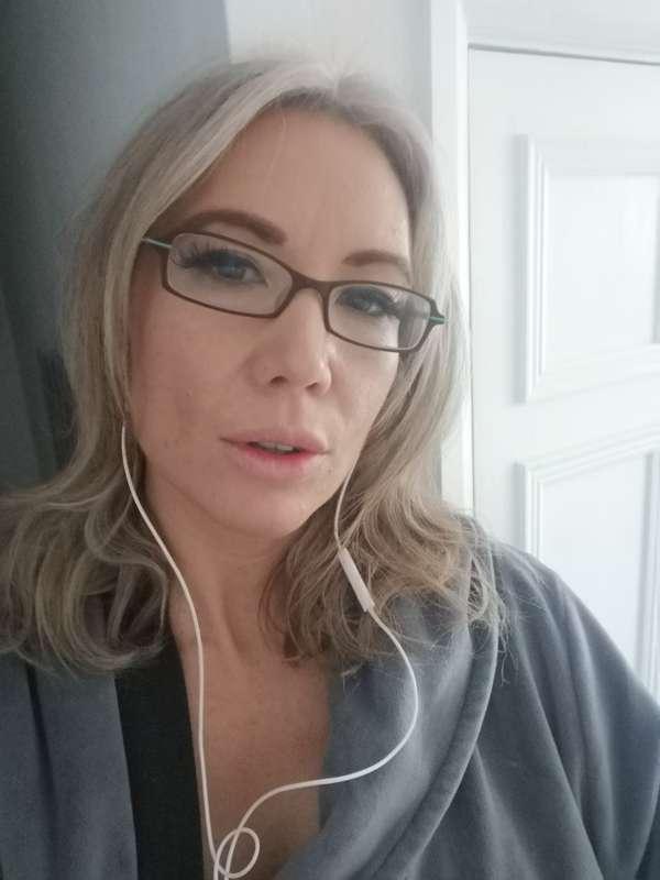 Natural milf or bimbo milf which is your favourite?