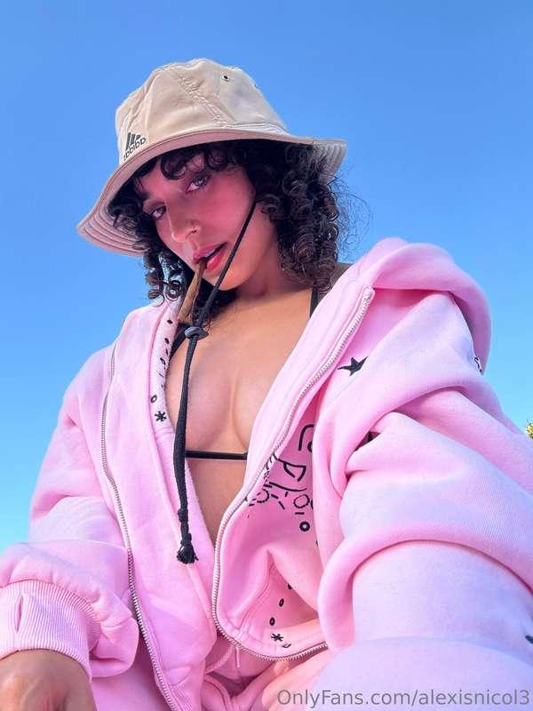Titties are out 🫢💋