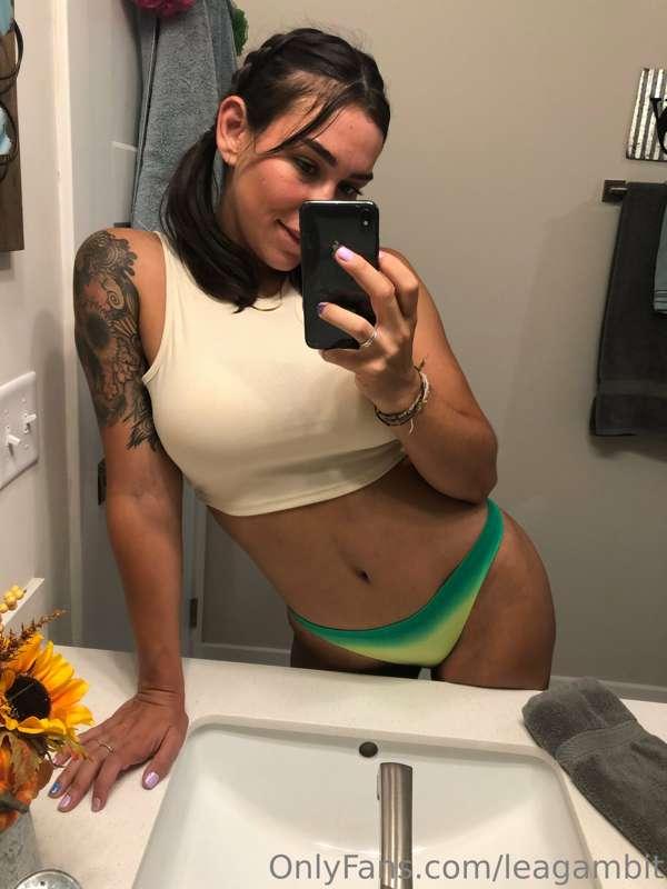 Happy Saturday Babes!! 

I rarely wear underwear and neverrr..