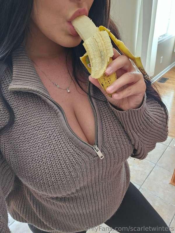 I bet you got all kinds of idea what I could do with your 🍌 ..