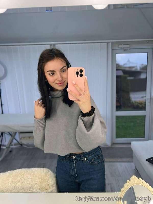 Hot babe @mist.c wants to show you her perfect body and give..