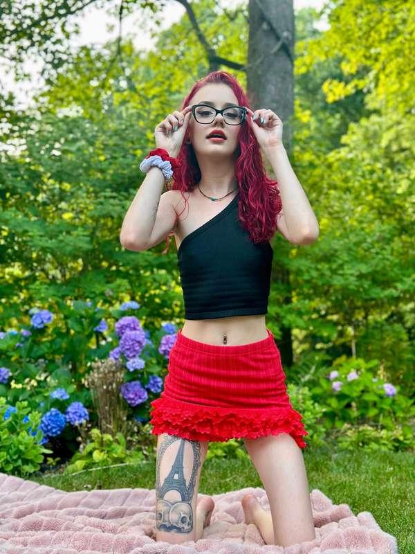 Sneaky outdoor strip-tease 🙈 I hope nobody caught me! Unlock..