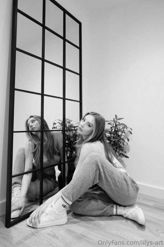 Black and white photoshoot: Do I look like a pro?🖤🤍