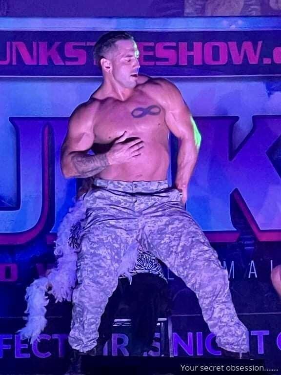 I’m in love with a stripper 😜. Tip this post for a free tria..